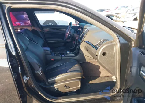 2016 Chrysler 300 300S Alloy Edition z USA, uszkodzony, nr VIN 2C3CCABG0GH295065